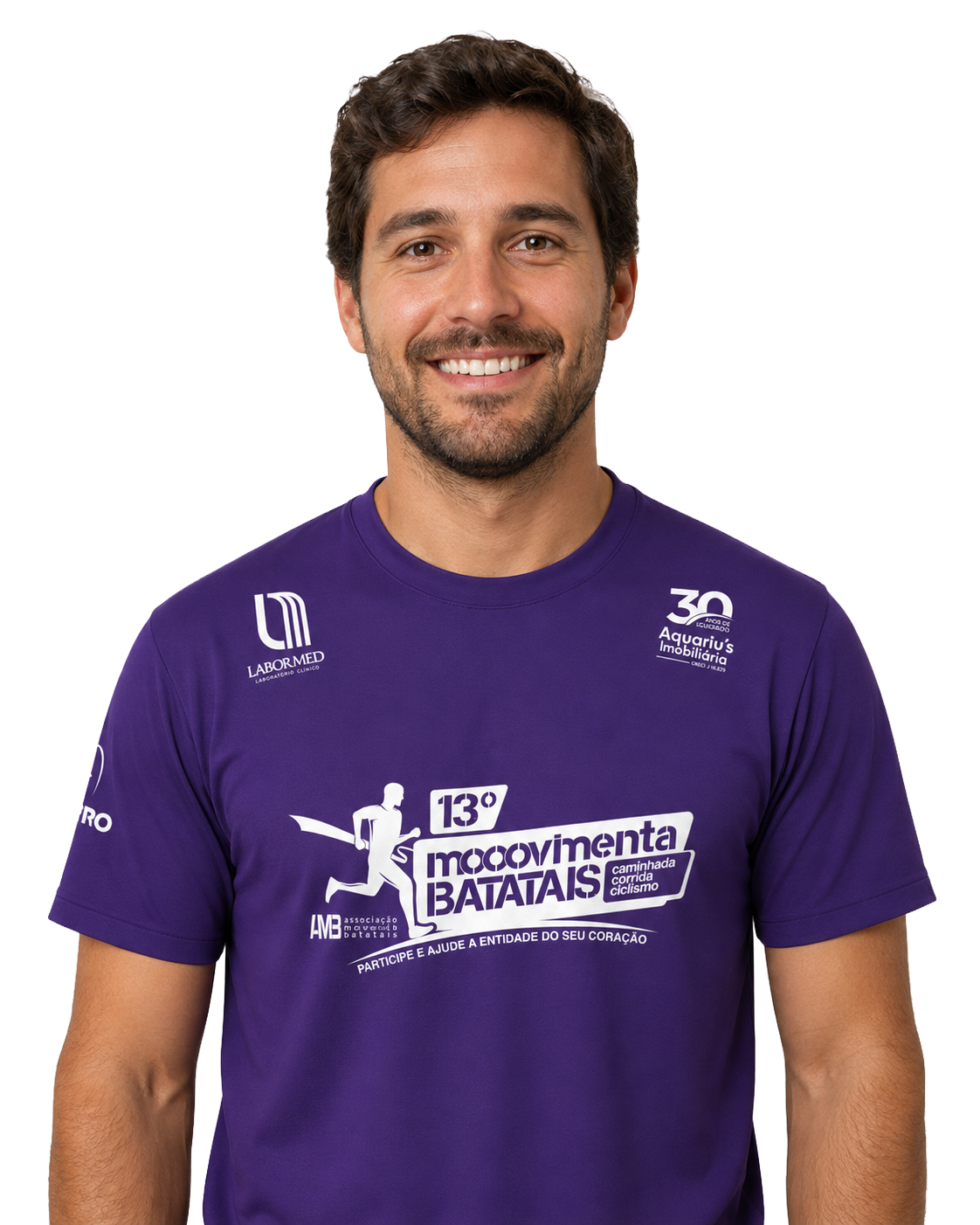Pessoa sorrindo com a camiseta do evento